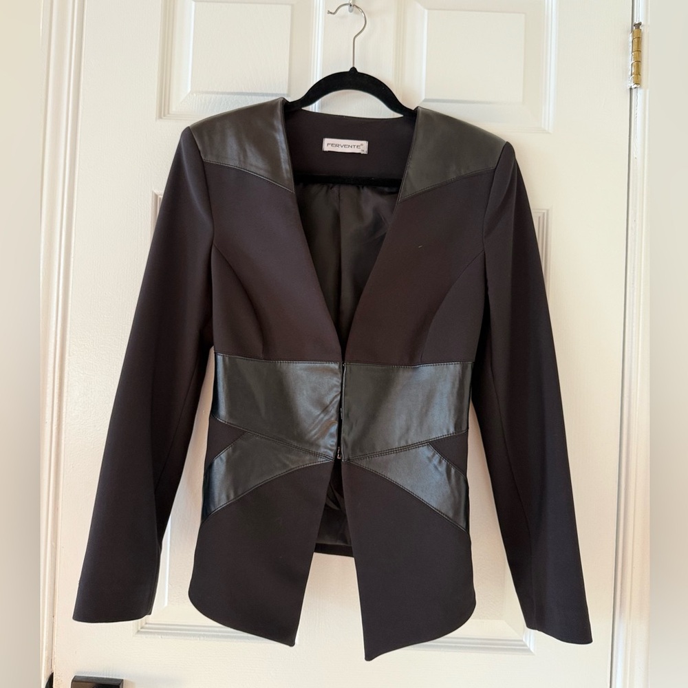 Fervente Elegant Black Blazer with Leather Details